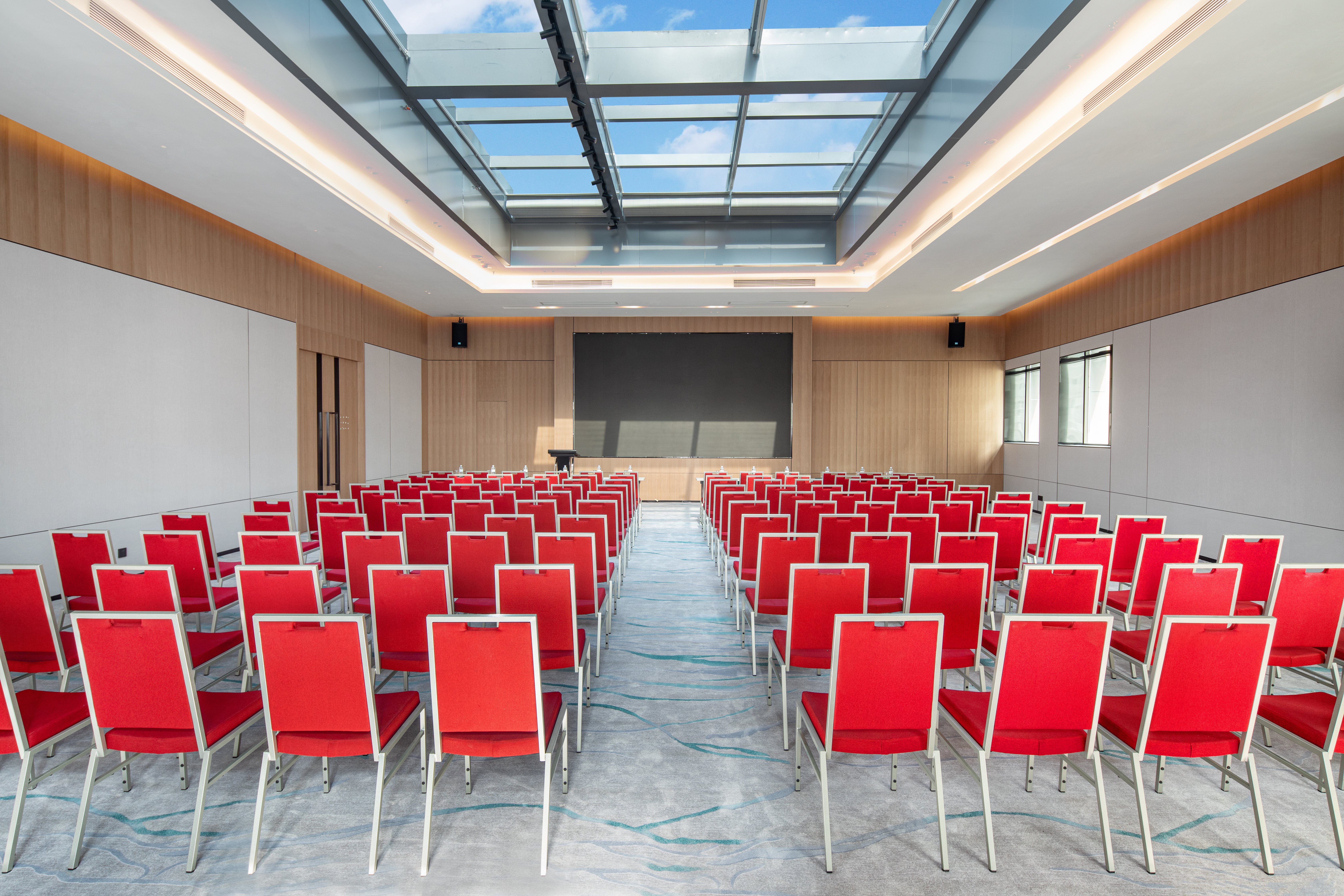 Holiday Inn Shanghai Nanjing Road 63/75