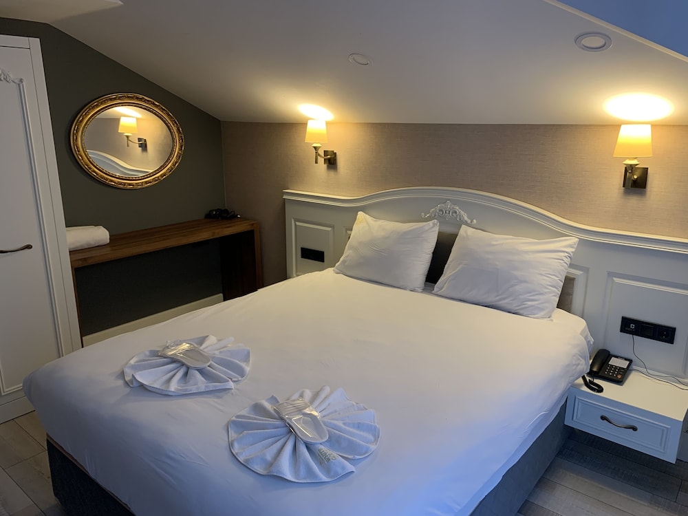 White Golden Suite Hotel 12/40