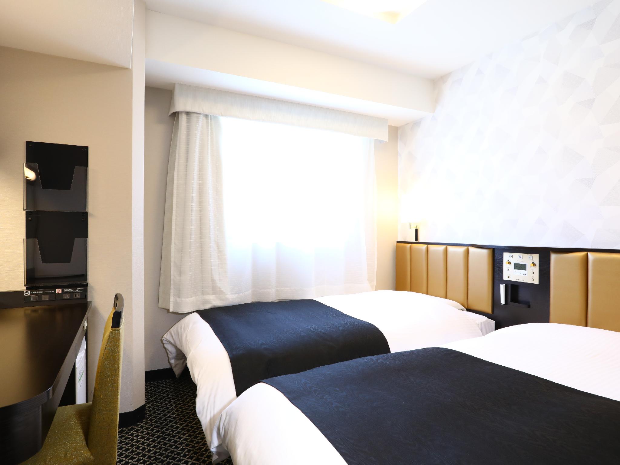 ROOM, TWIN BEDS