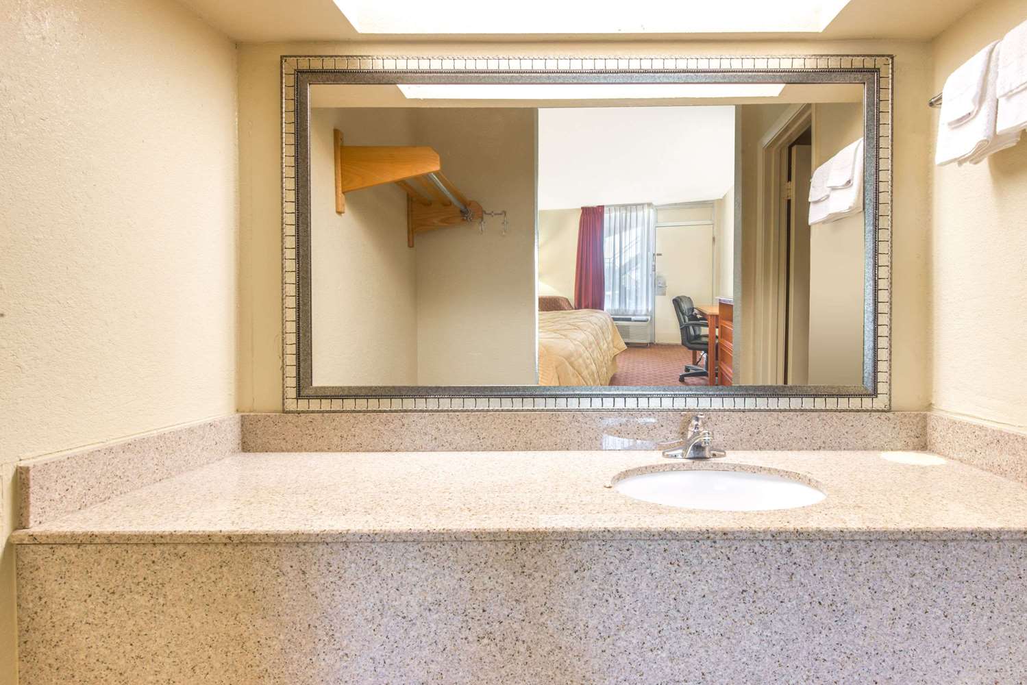 Days Inn by Wyndham Shorter 24/24