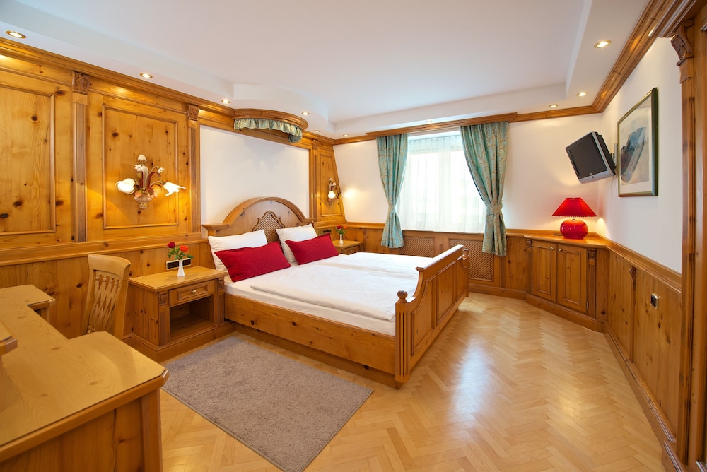 JUNIOR SUITE, STREET VIEW