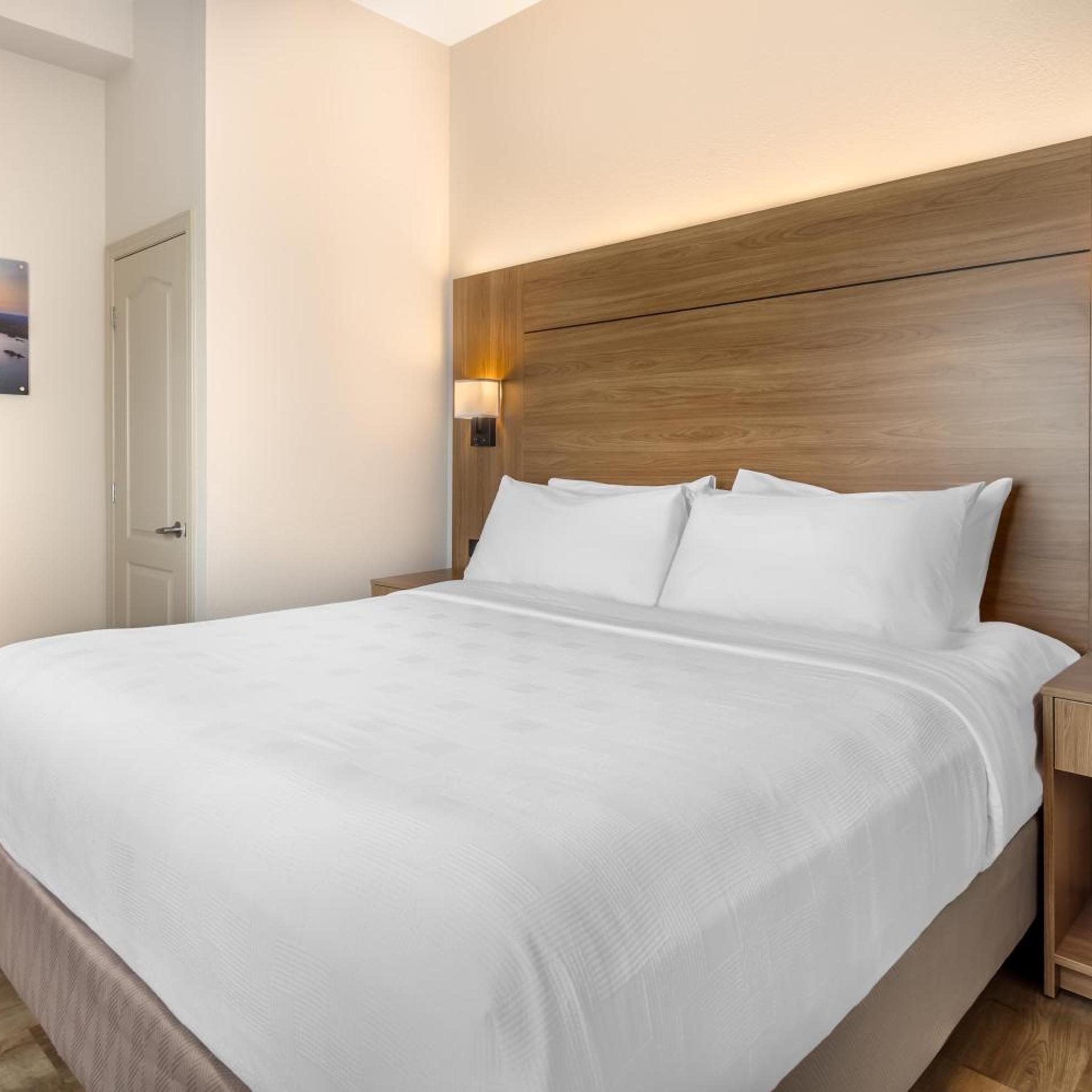 جناح بسرير كينج بدون إطلالة مع أريكة بجاكوزي، Best Western Plus 1000 Islands Hotel & Suites 2/5