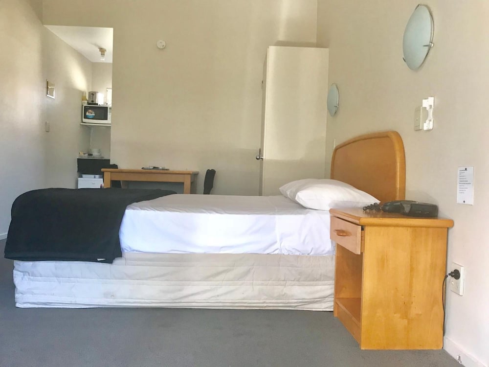 RAYLAND EPSOM MOTEL 12/36