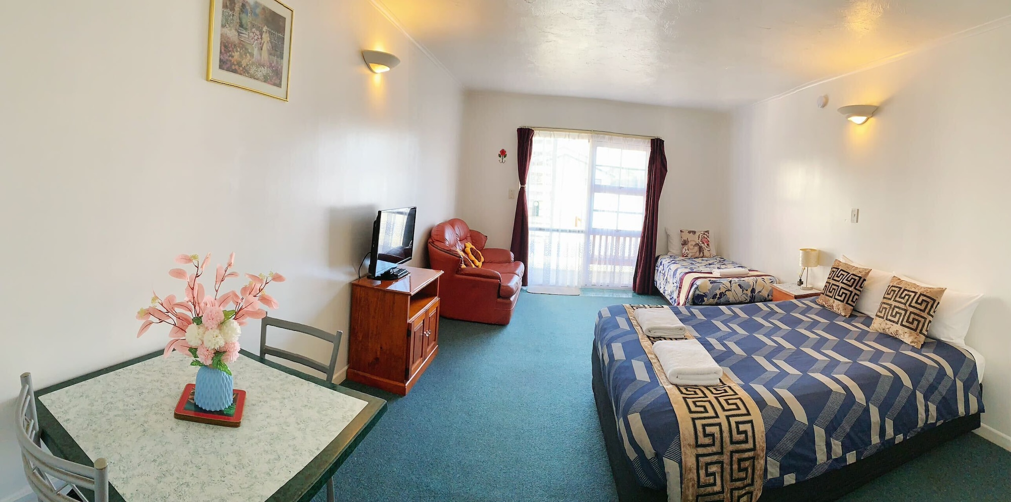 STUDIO, TRIPLE, KITCHENETTE, LARGE
