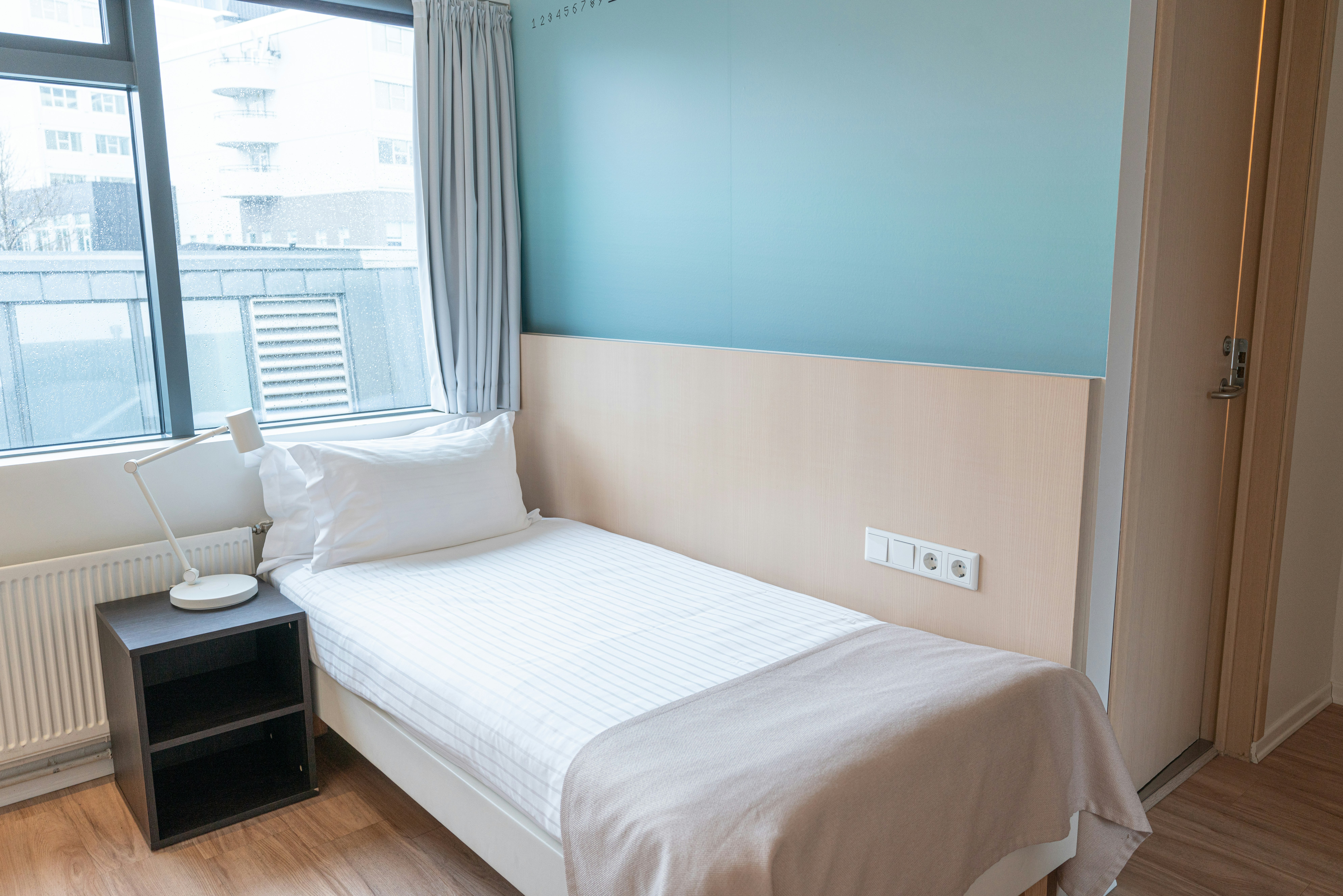 ROOM, SINGLE