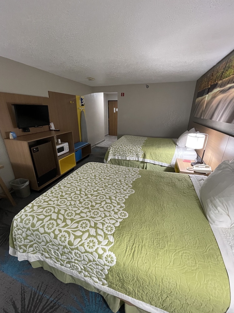 Days Inn By Wyndham Alpena 8/28