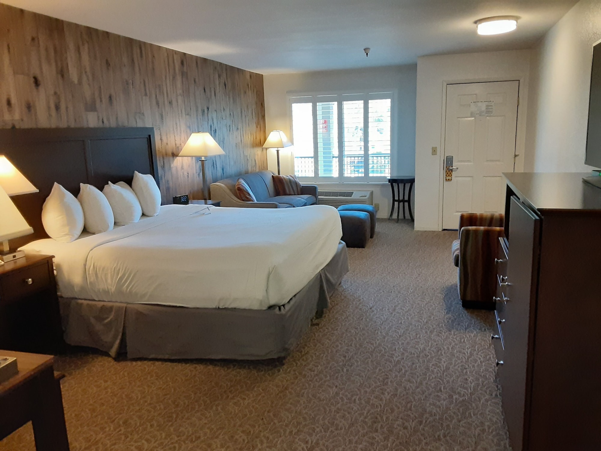 ROOM, KING BED, SOFA, JETTED TUB