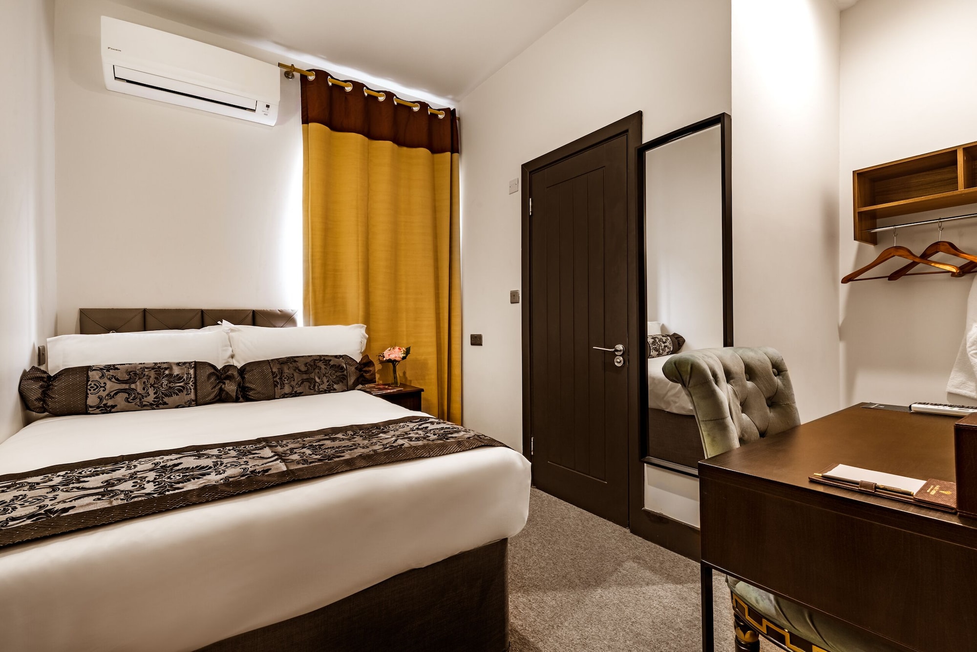 ROOM, SINGLE