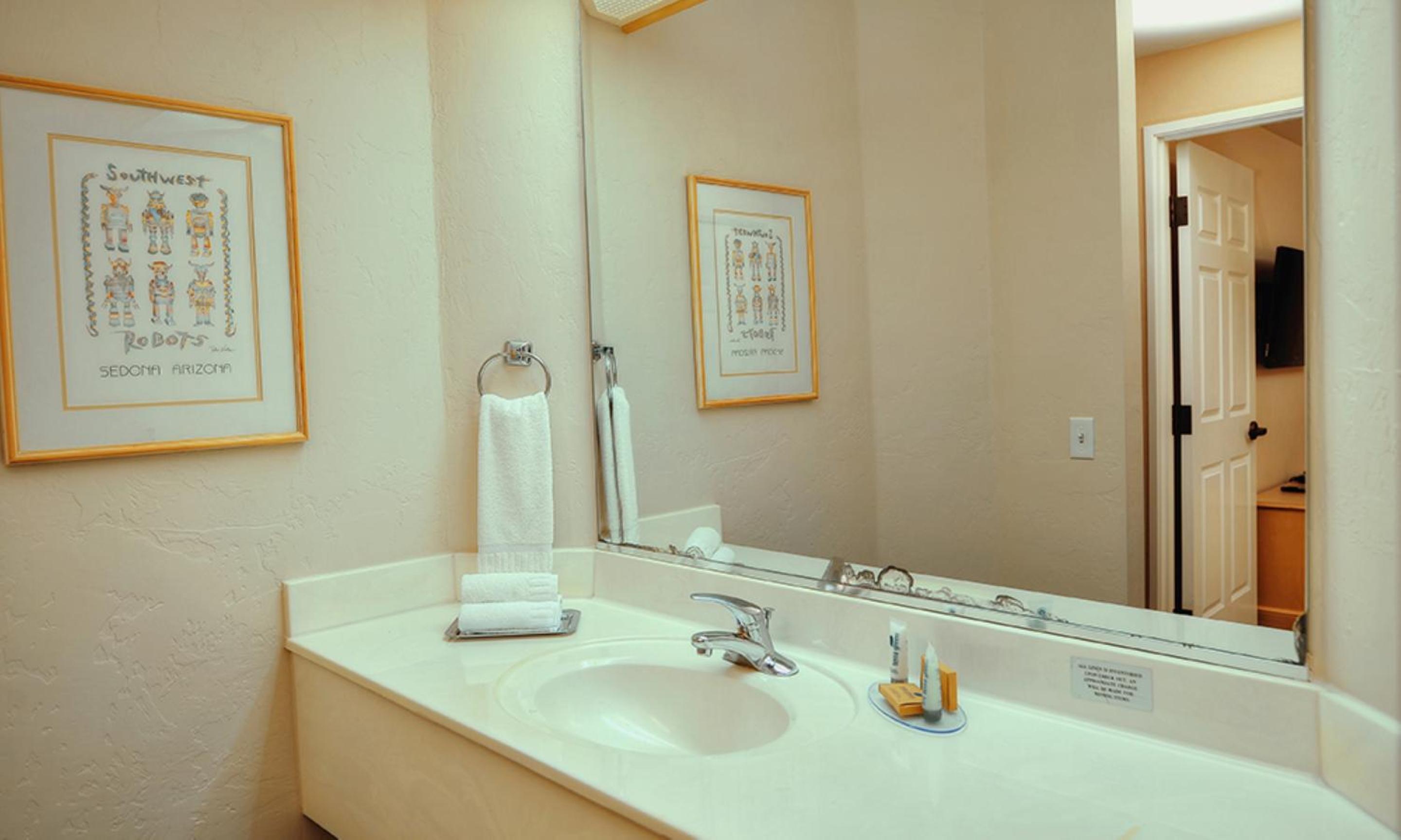 جناح بسرير كينج وسريرين كينج بغرفتي نوم مع أريكة، Hilton Vacation Club Varsity Club Tucson 7/10