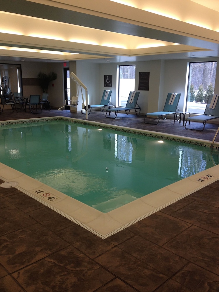 Comfort Suites Youngstown North 6/37