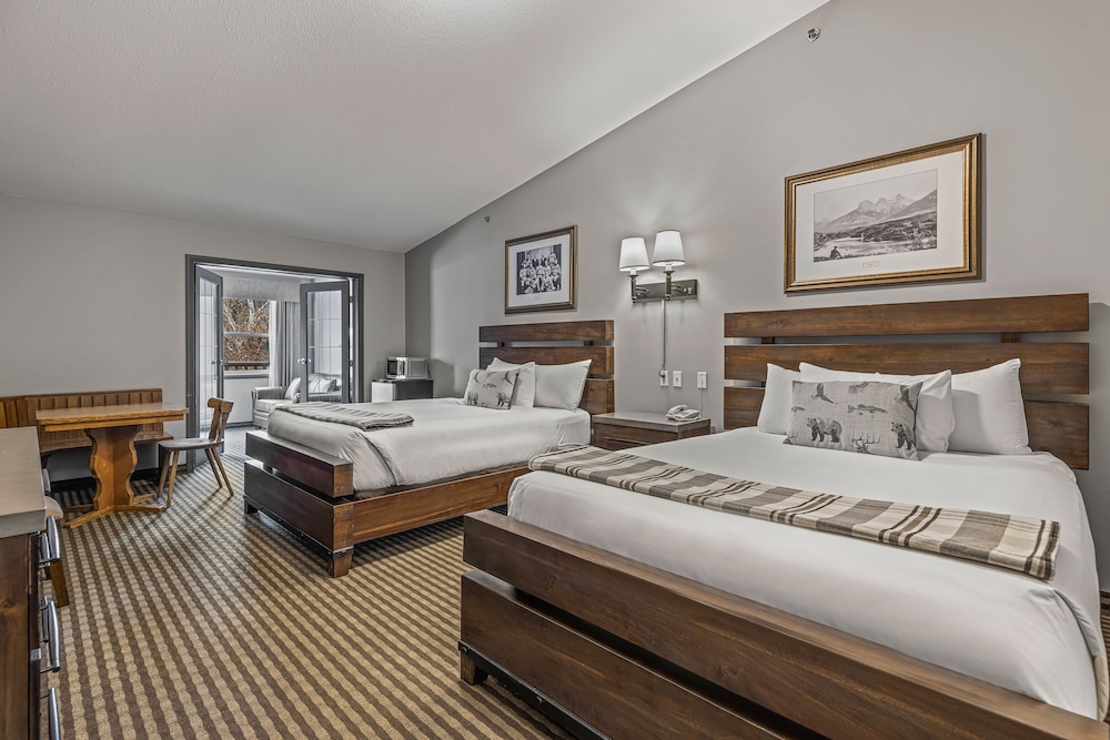 Family, 2 Queen Beds, Mountain View, Sofa, Balcony