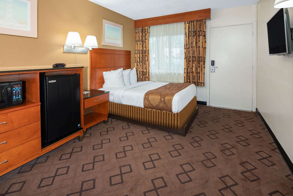Travelodge By Wyndham Burbank-Glendale 17/28