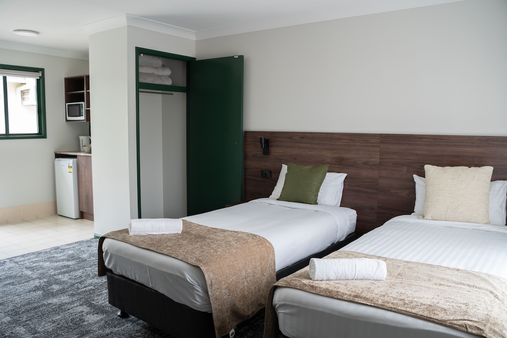 Wallaby Hotel 9/34