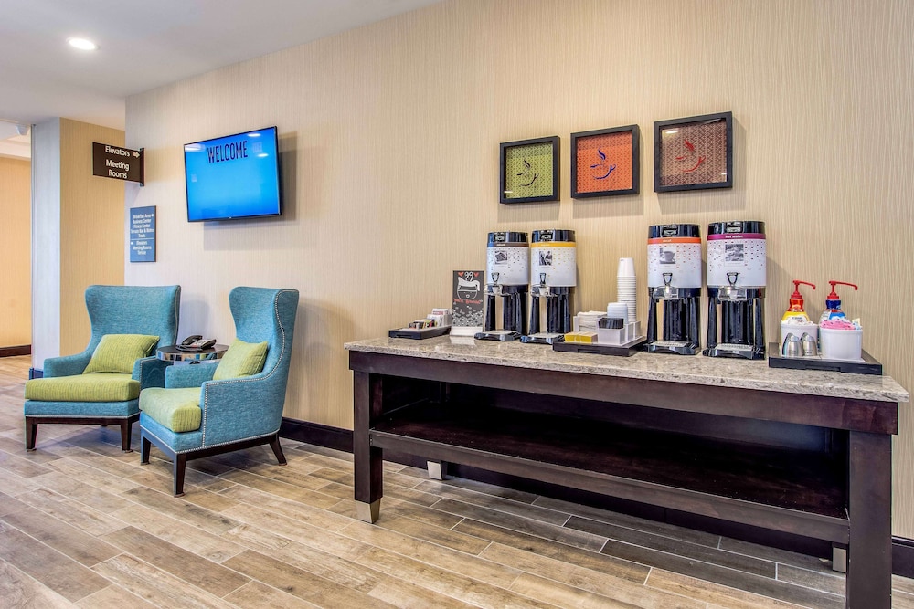 Hampton Inn and Suites by Hilton Clearwater Beach 34/83
