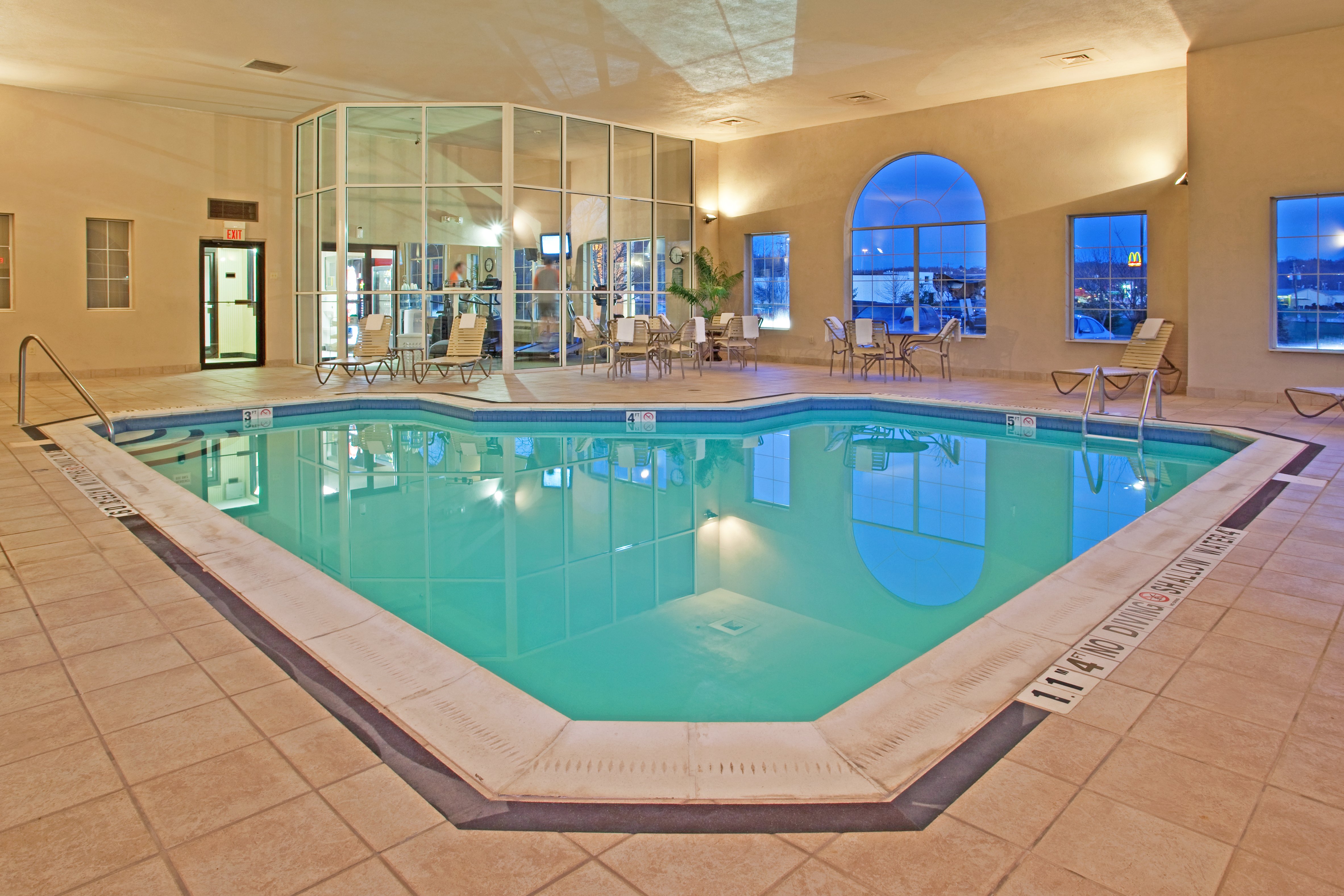 Holiday Inn Express Pittsburgh-Bridgeville 24/42
