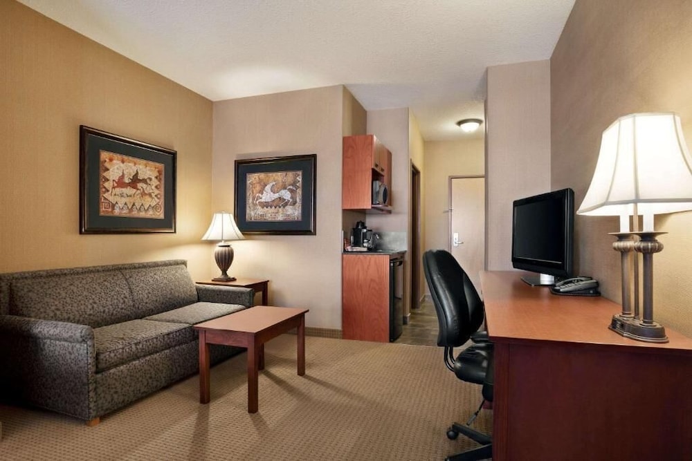 Days Inn & Suites By Wyndham Strathmore 28/29