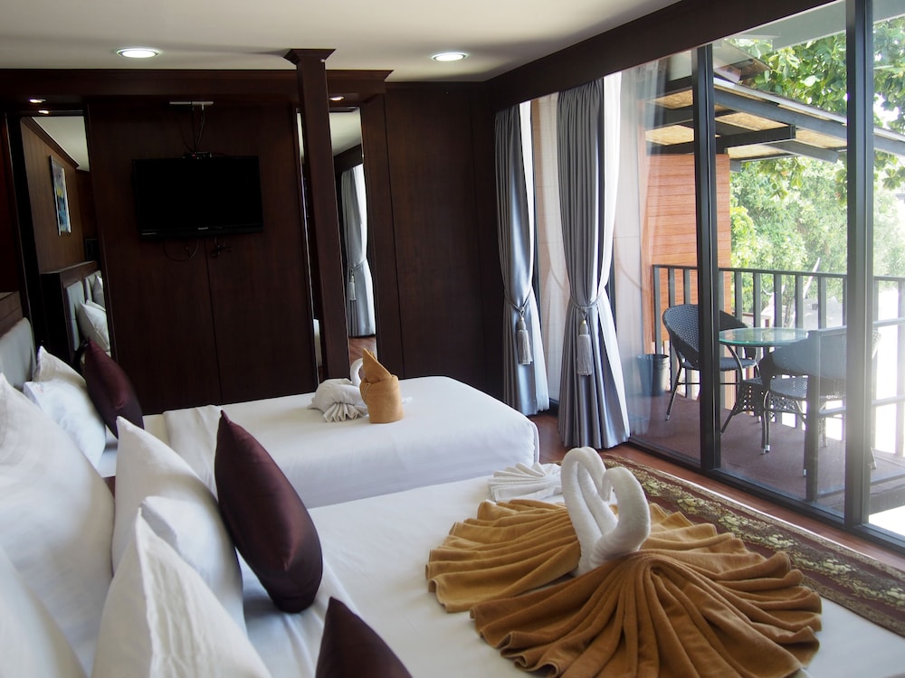 Chareena Hill Beach Resort 32/70