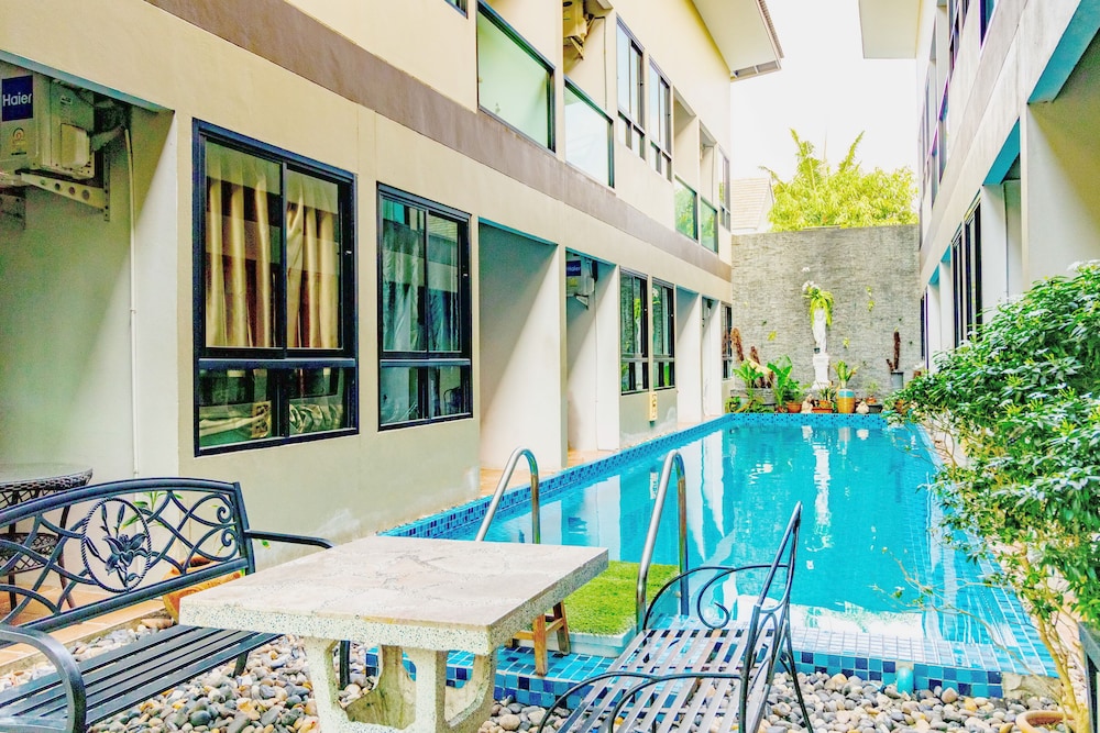 The Pool Resort 10/50