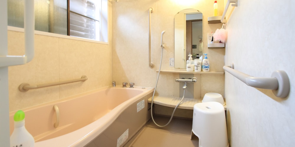 JAPANESE, SHARED BATHROOM