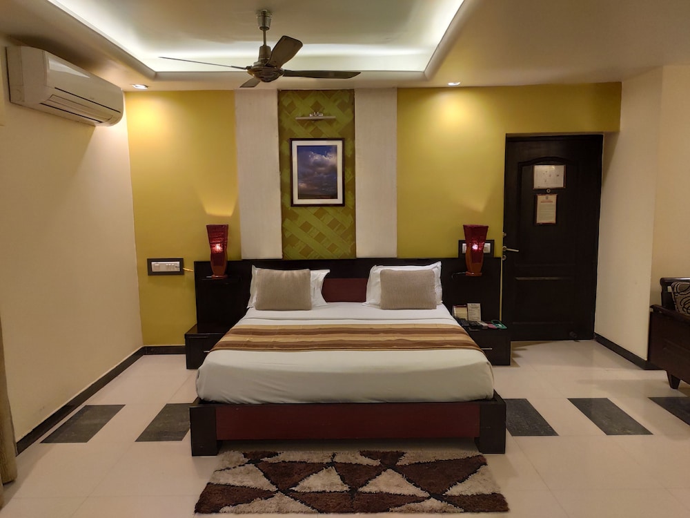 Hotel Pushpak 22/74