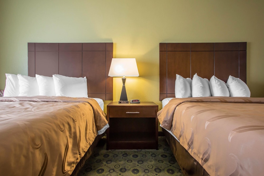 Quality Inn & Suites Bloomington I-55 and I-74 28/39