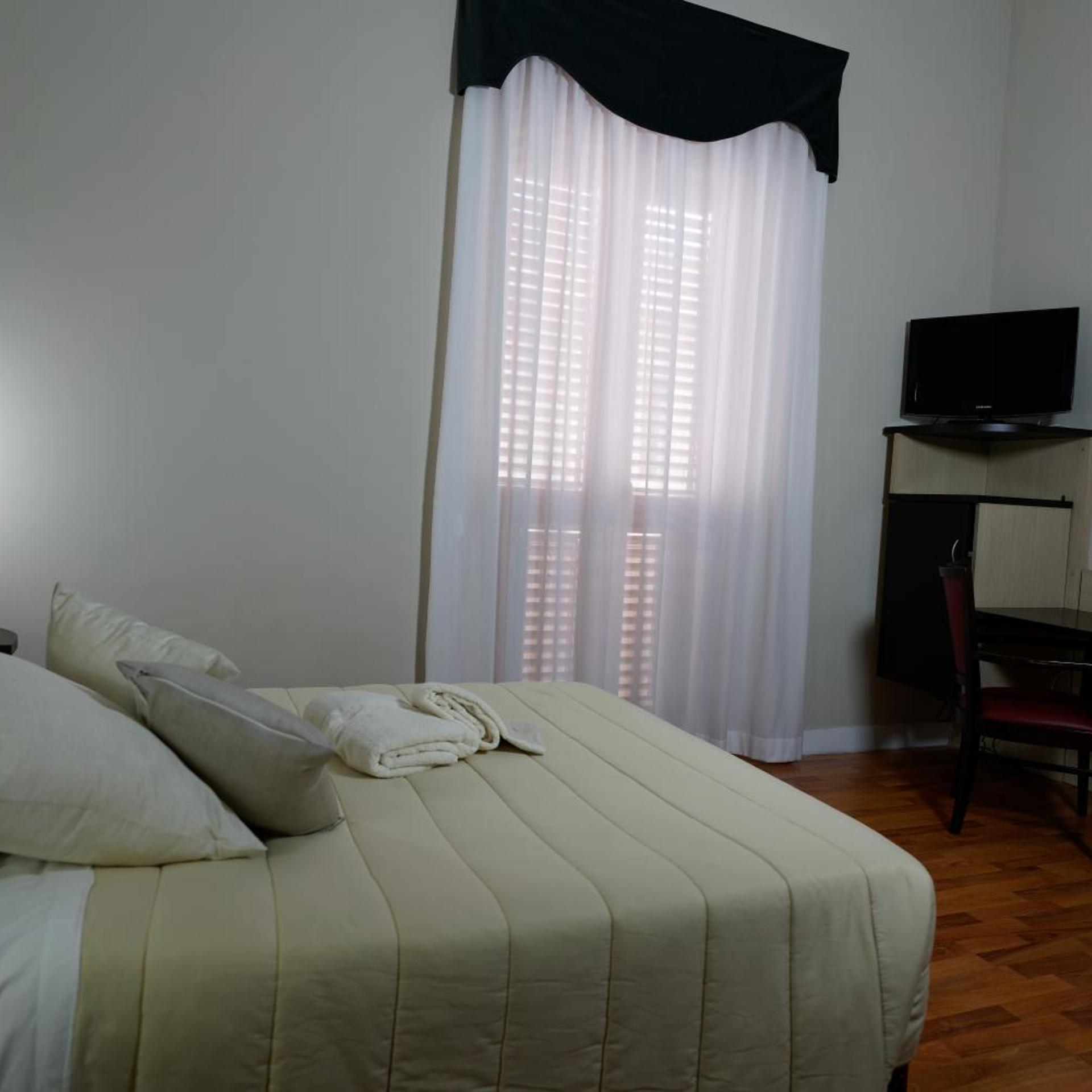 Room, French Bed، Hotel Sant Elia 2/8