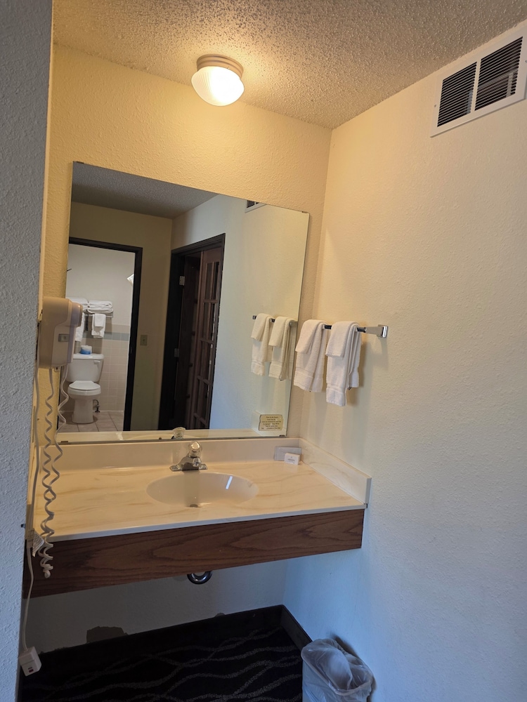 جناح بسرير كينج بغرفتين بمطبخ صغير، Boarders Inn and Suites Wautoma 5/6