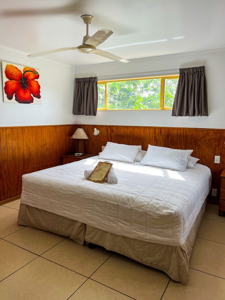 Castaway Resort 25/80