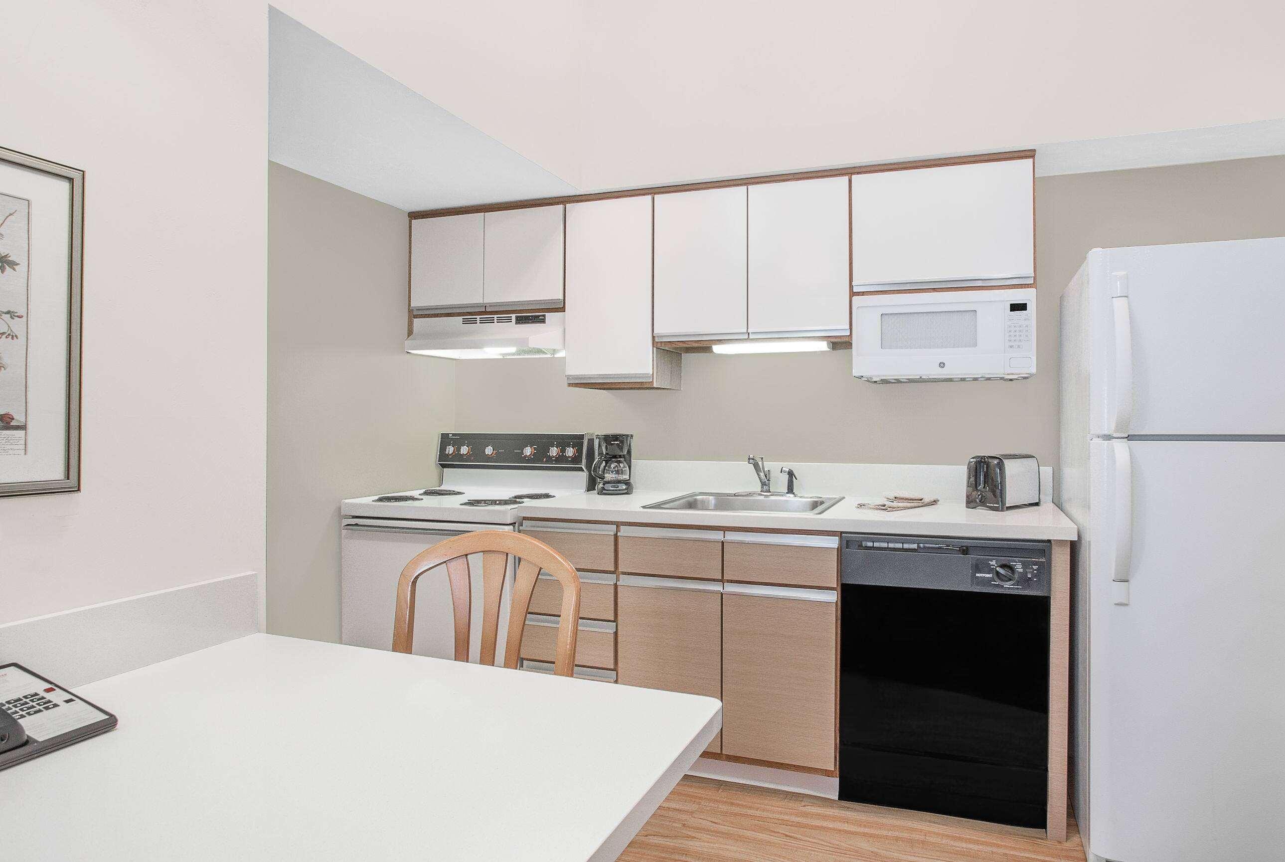 Suite, Murphy Bed, Queen Bed، Hawthorn Suites by Wyndham Green Bay 2/2