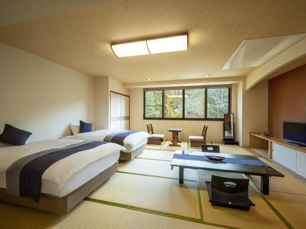 JAPANESE, MODERN, TWIN BEDS