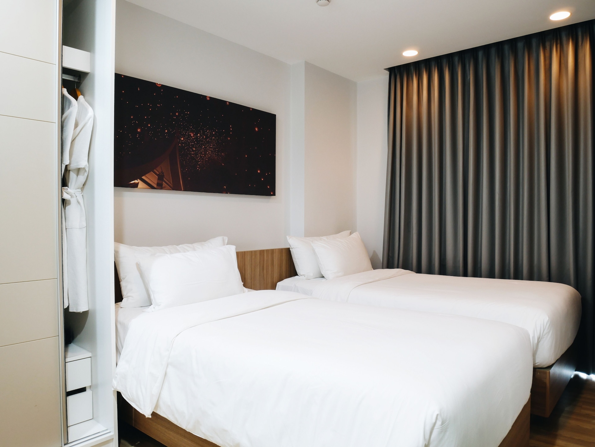 DELUXE, TWIN BEDS