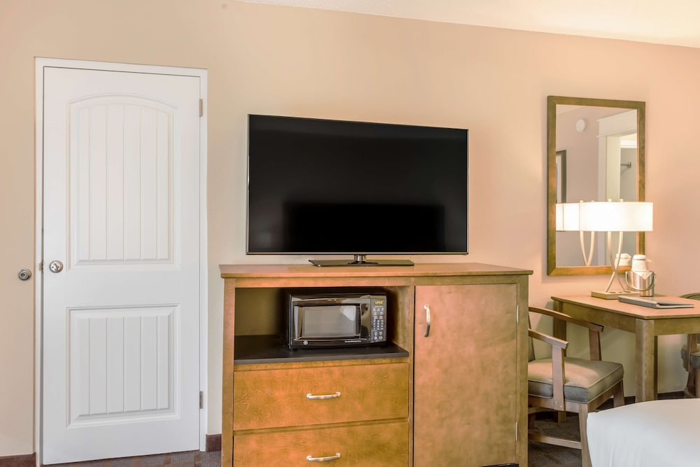 Red Lion Inn & Suites Branson 33/36