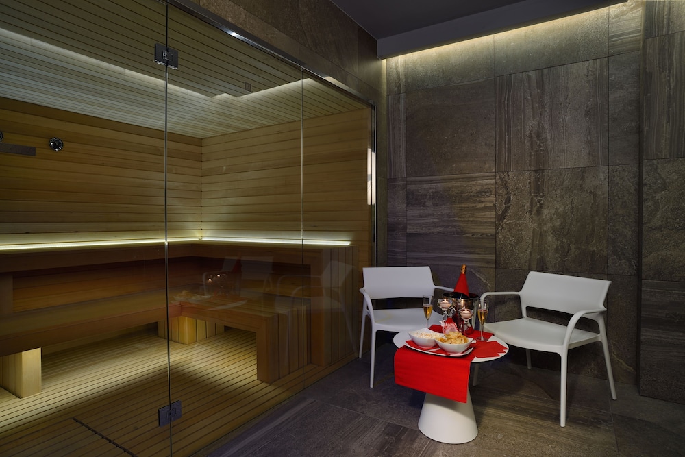Embassy Hotel & Spa 36/43