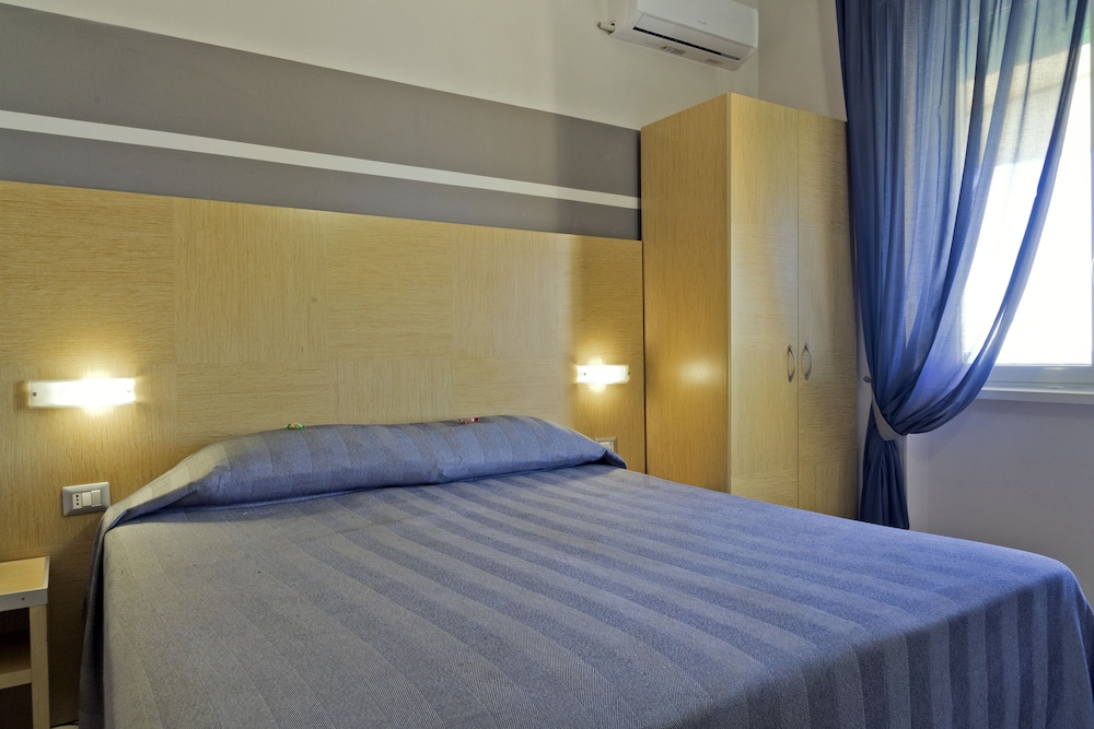 ROOM, DOUBLE OR TWIN BED