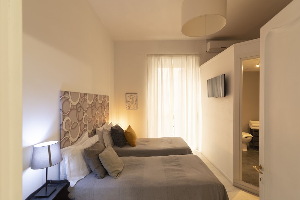 ROOM, TWIN BEDS