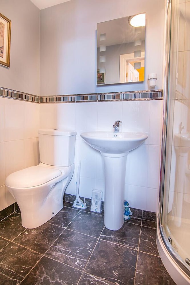 Creston Villa Guest House 31/33