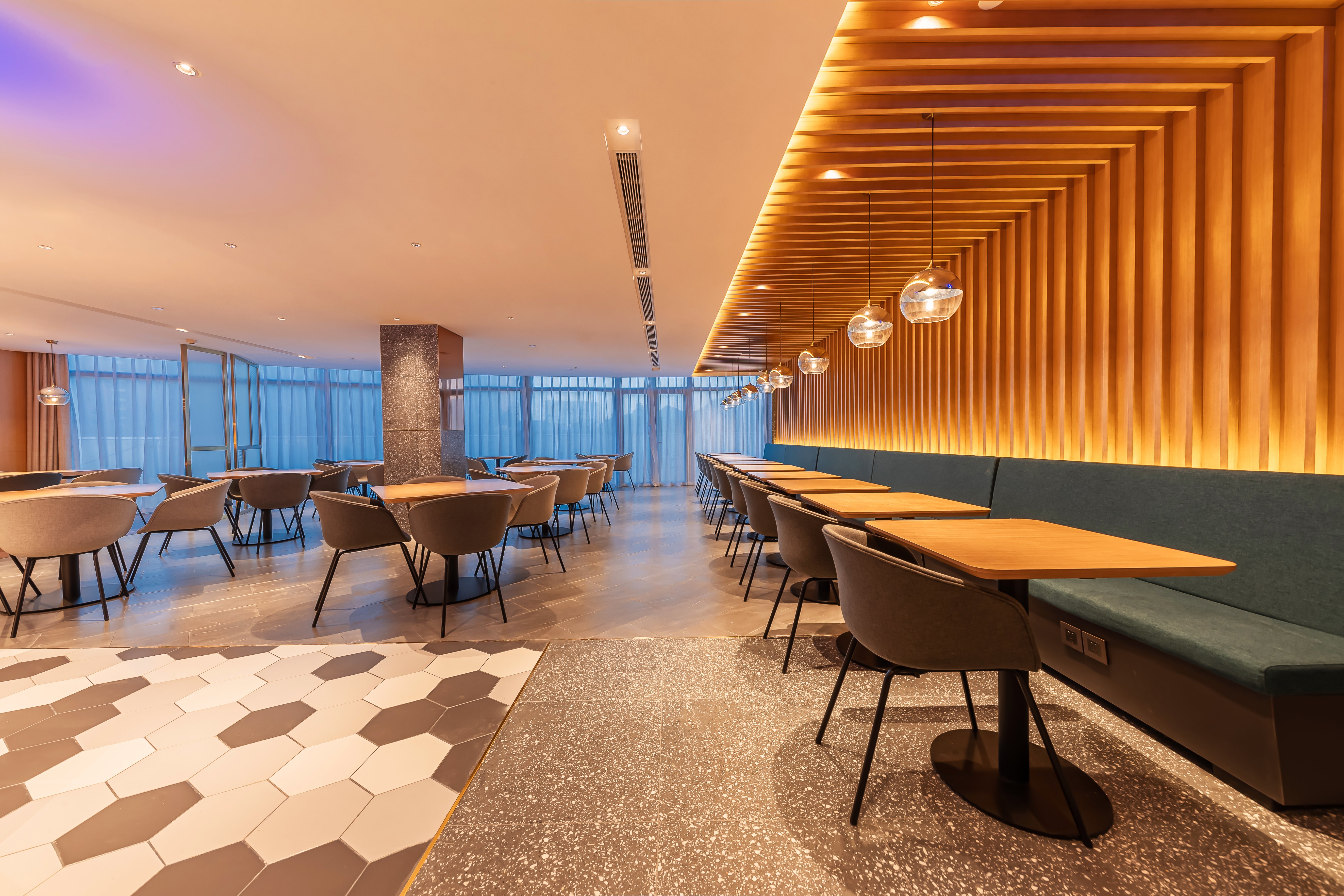 Holiday Inn Express Yichang Riverside 68/81