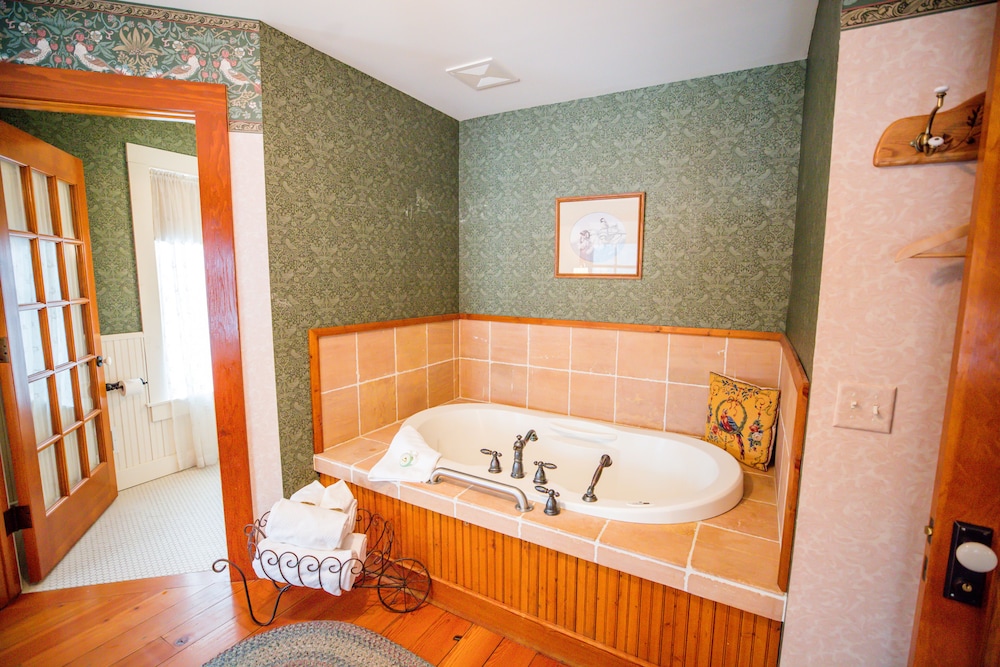Round Barn Farm B & B Event Center 3/56