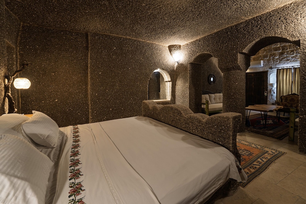 CAVE, SUITE, QUADRUPLE
