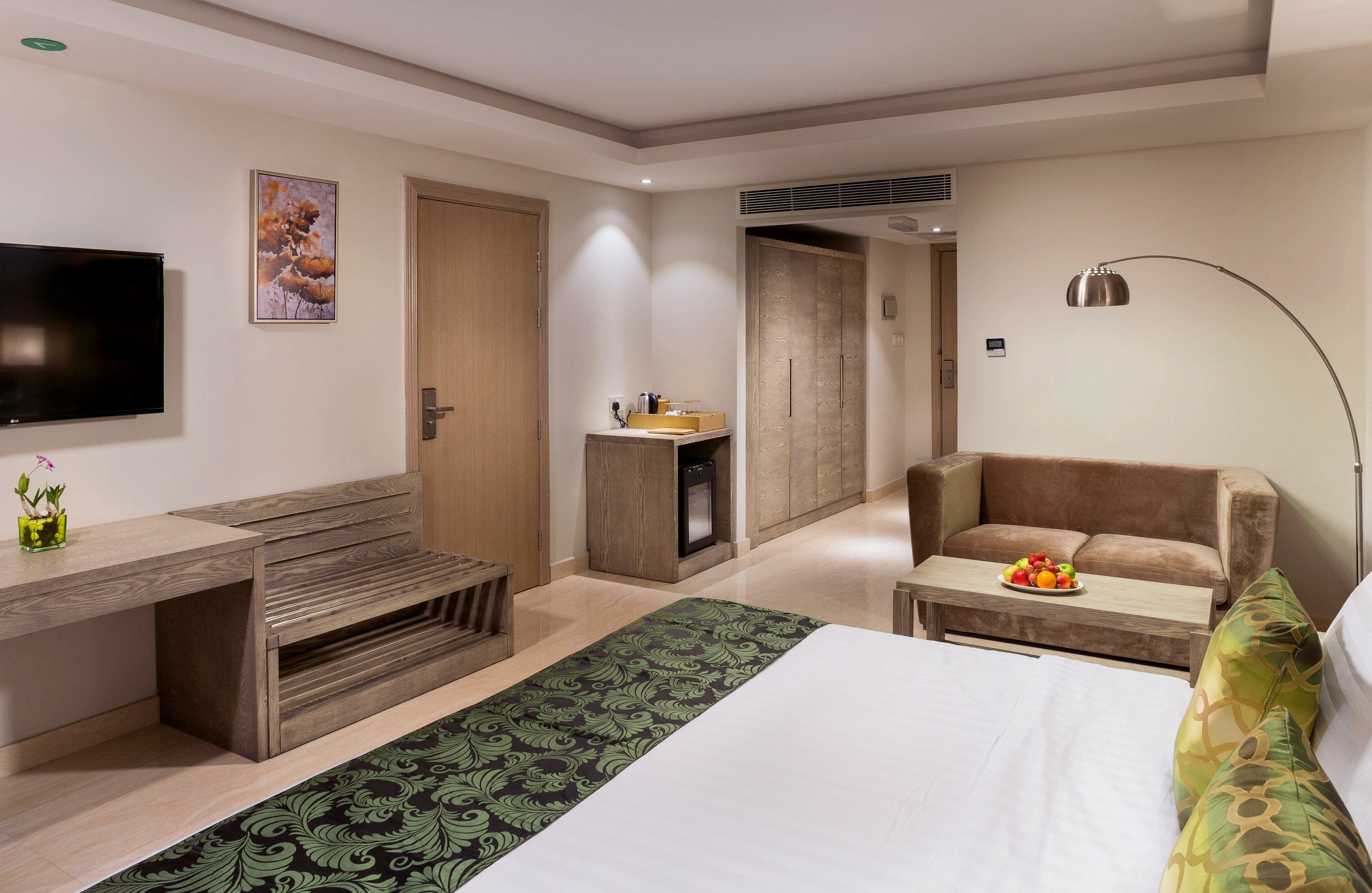 DELUXE, KING BED