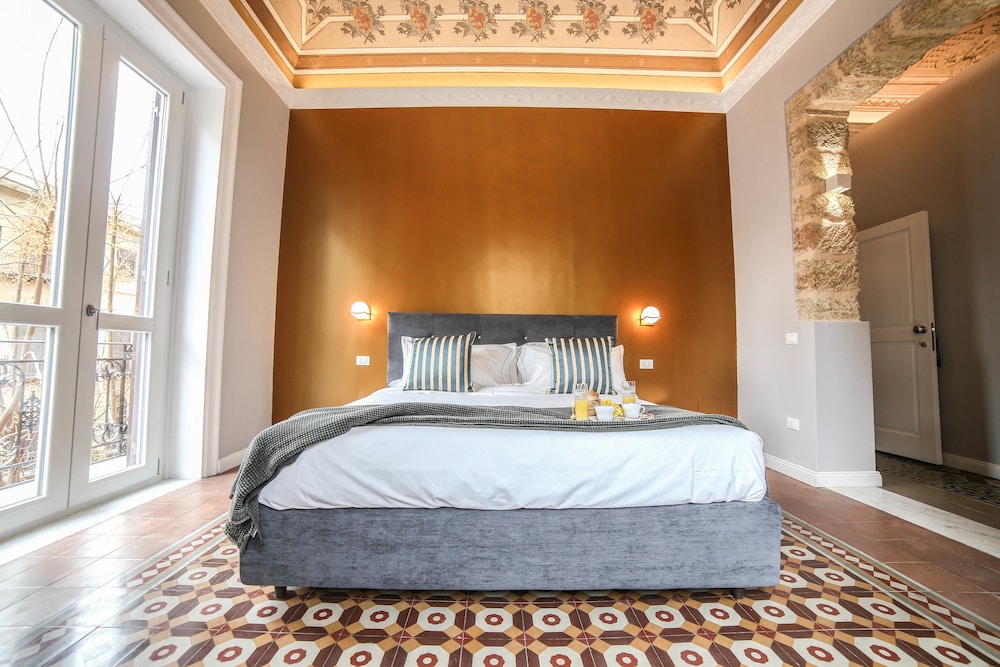 SUITE, CITY VIEW, BALCONY