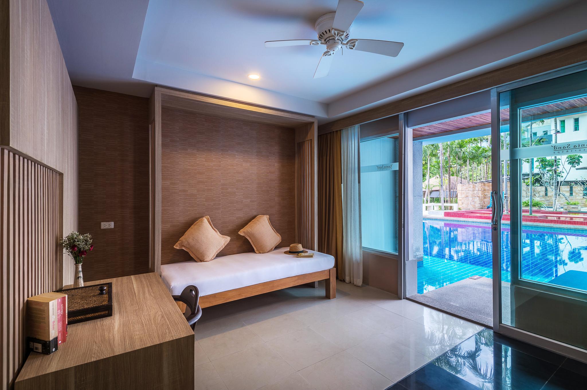 Deluxe, Pool Access