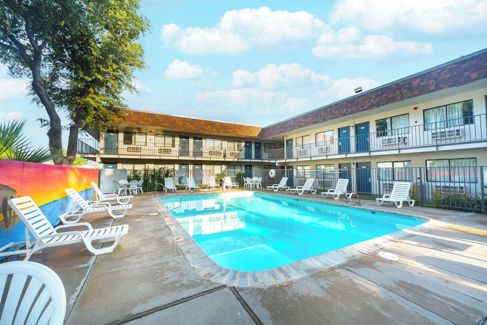 Motel6 Del Rio, TX 50/56
