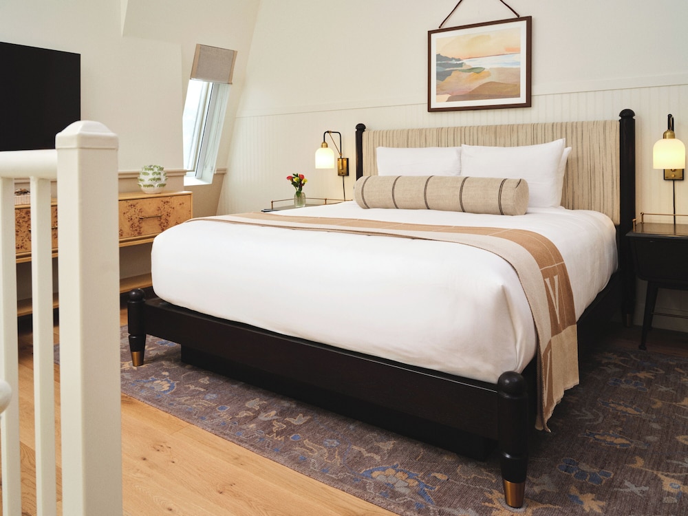 Suite, King Bed, Two Story, Sofa