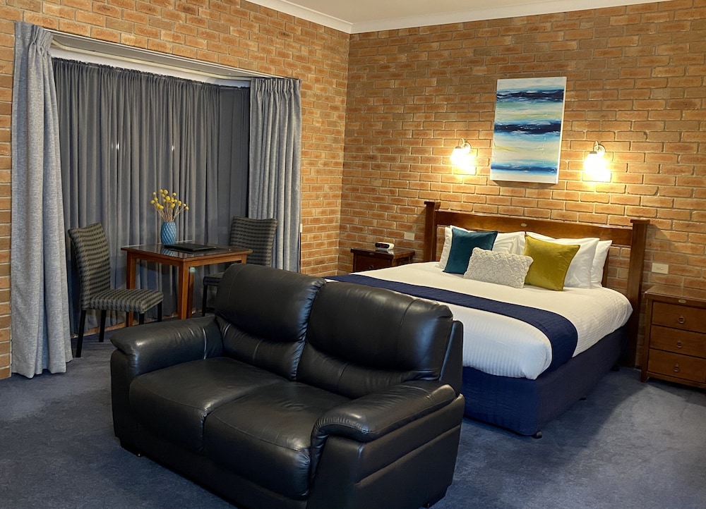 Coastal Waters Motor Inn 24/73