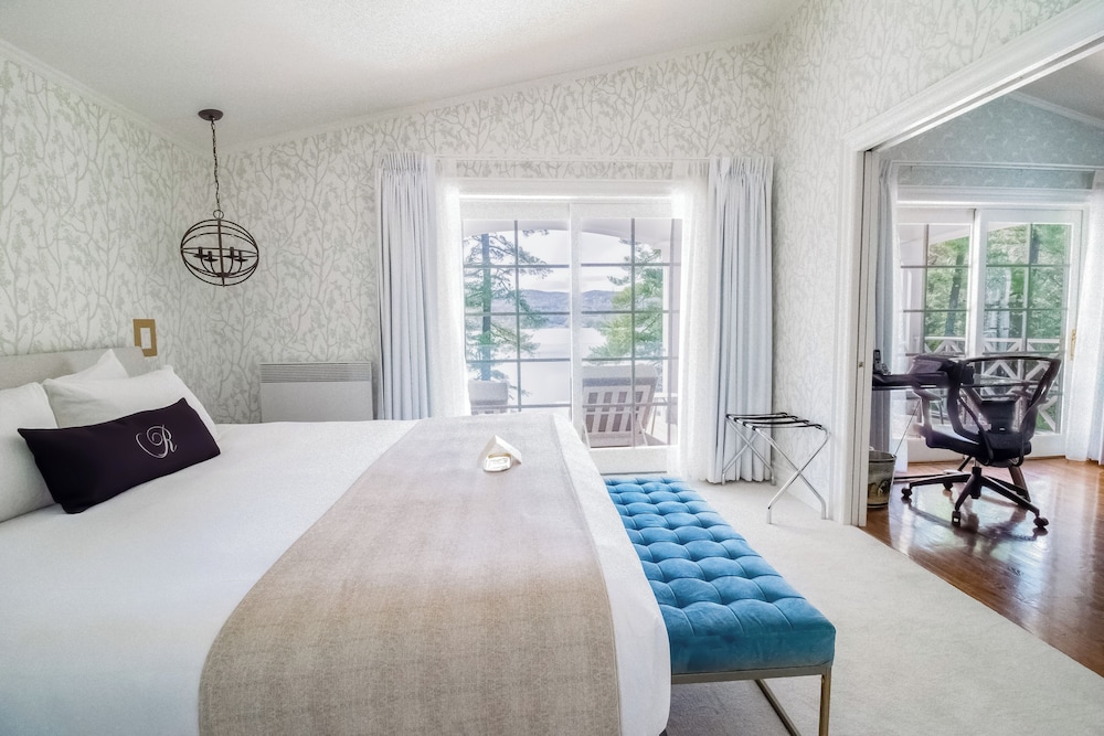 Signature, Pavilion, King Bed, Lake View, Sofa