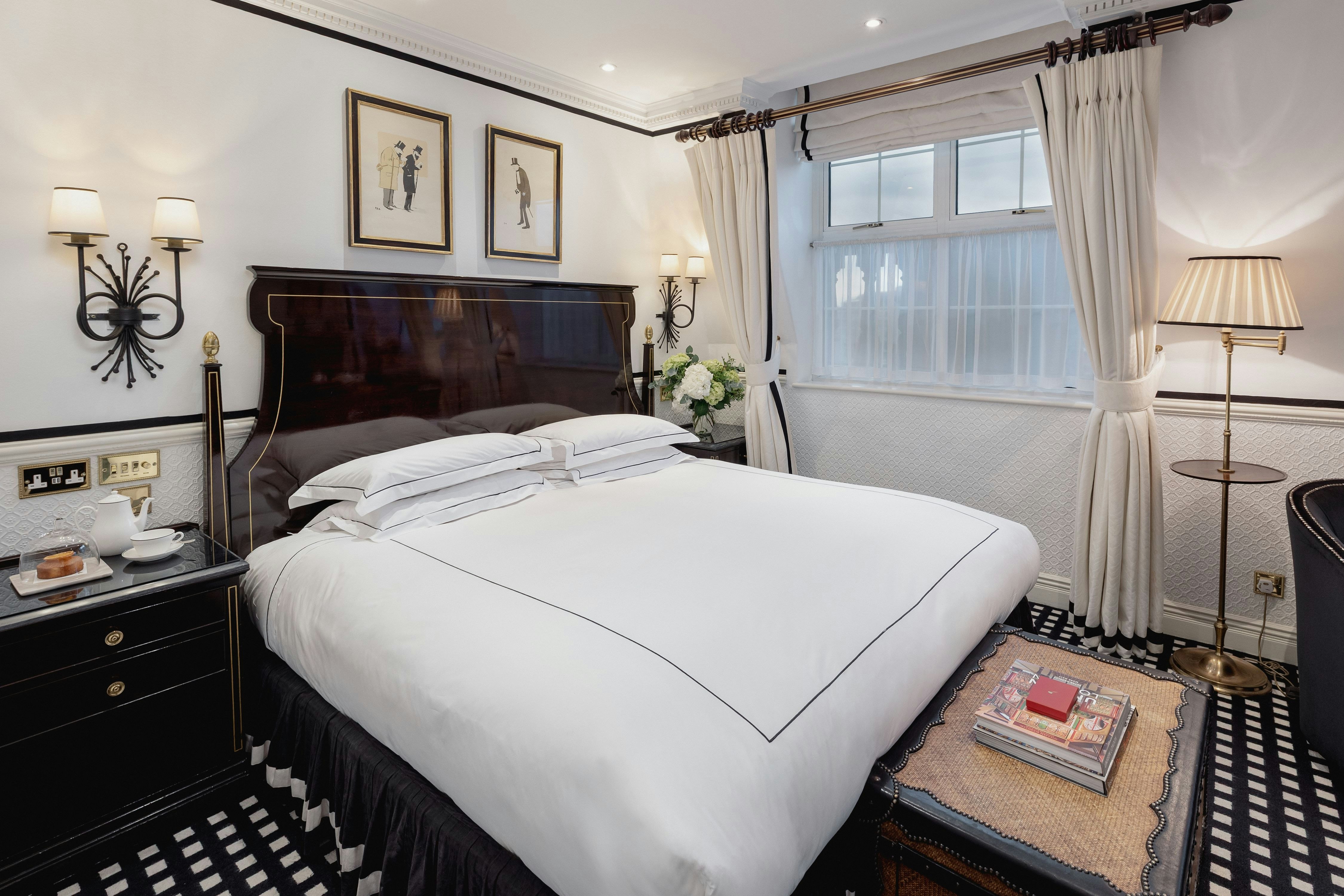 EXECUTIVE, KING BED