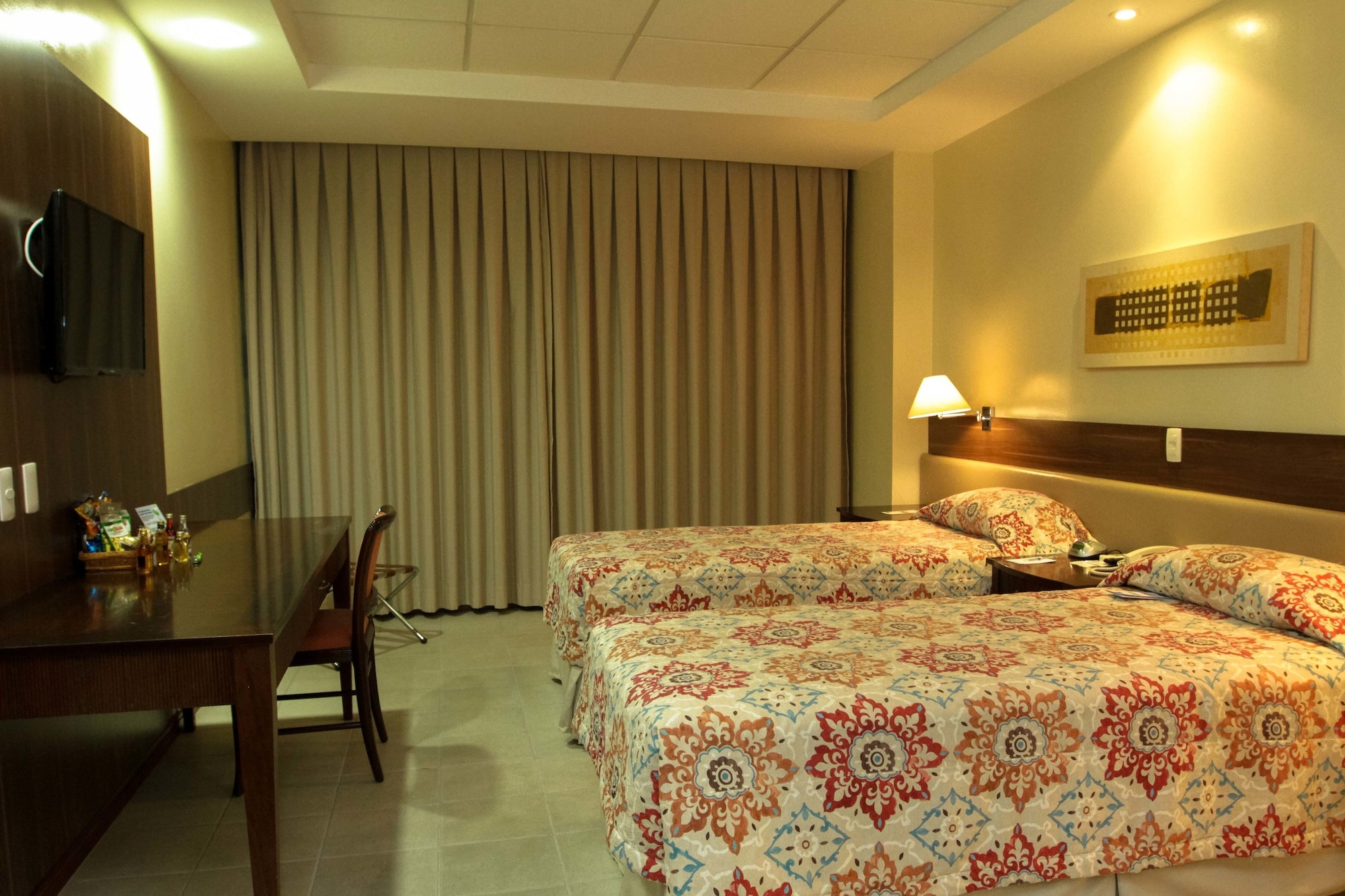 DELUXE, TWIN BEDS, NO WINDOW