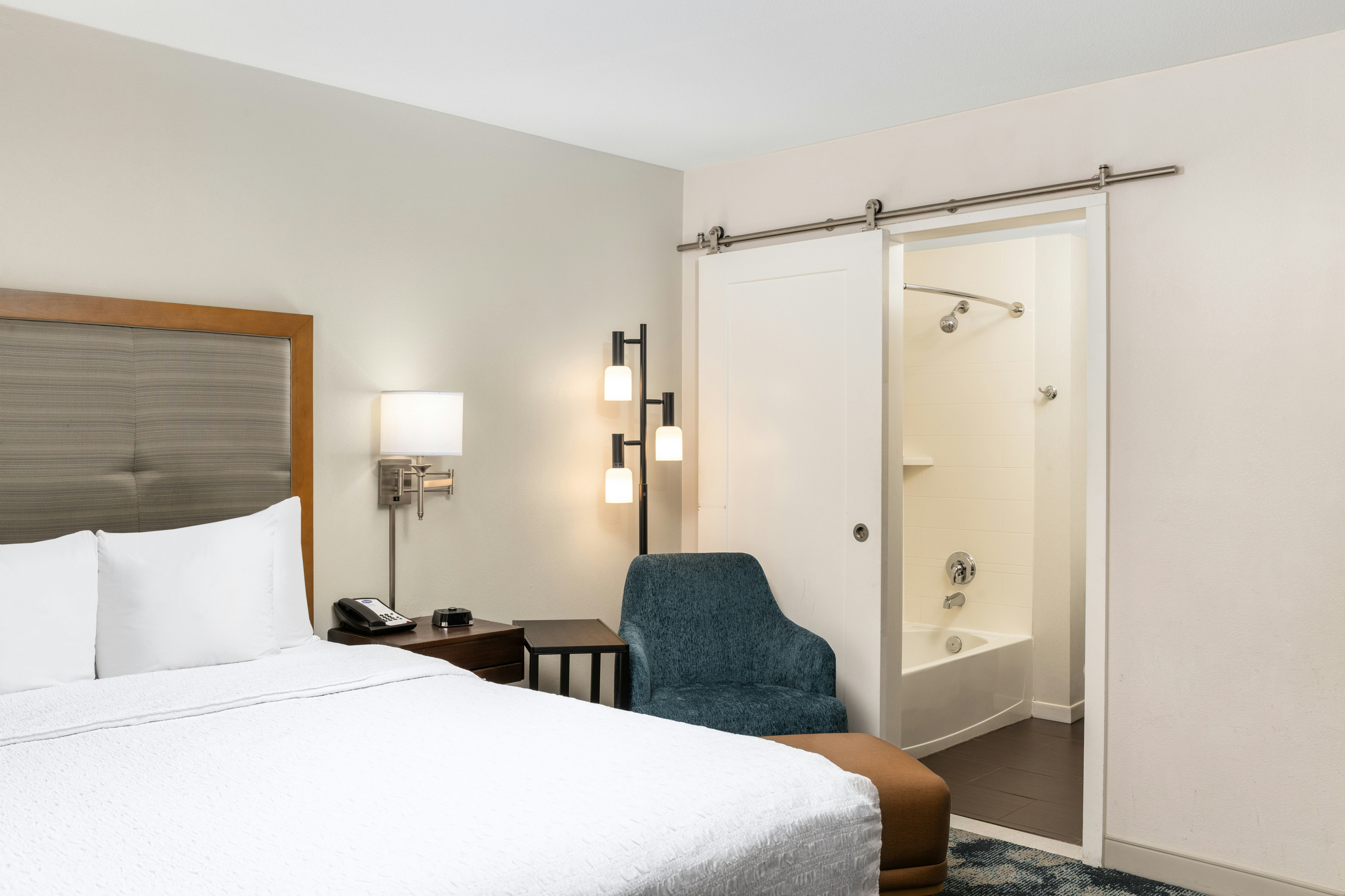 ROOM, QUEEN BED