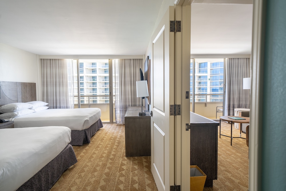 جناح بسريرين كينج بإطلالة على المدينة بغرفتي نوم مع أريكة، Embassy Suites By Hilton Waikiki Beach Walk 2/6